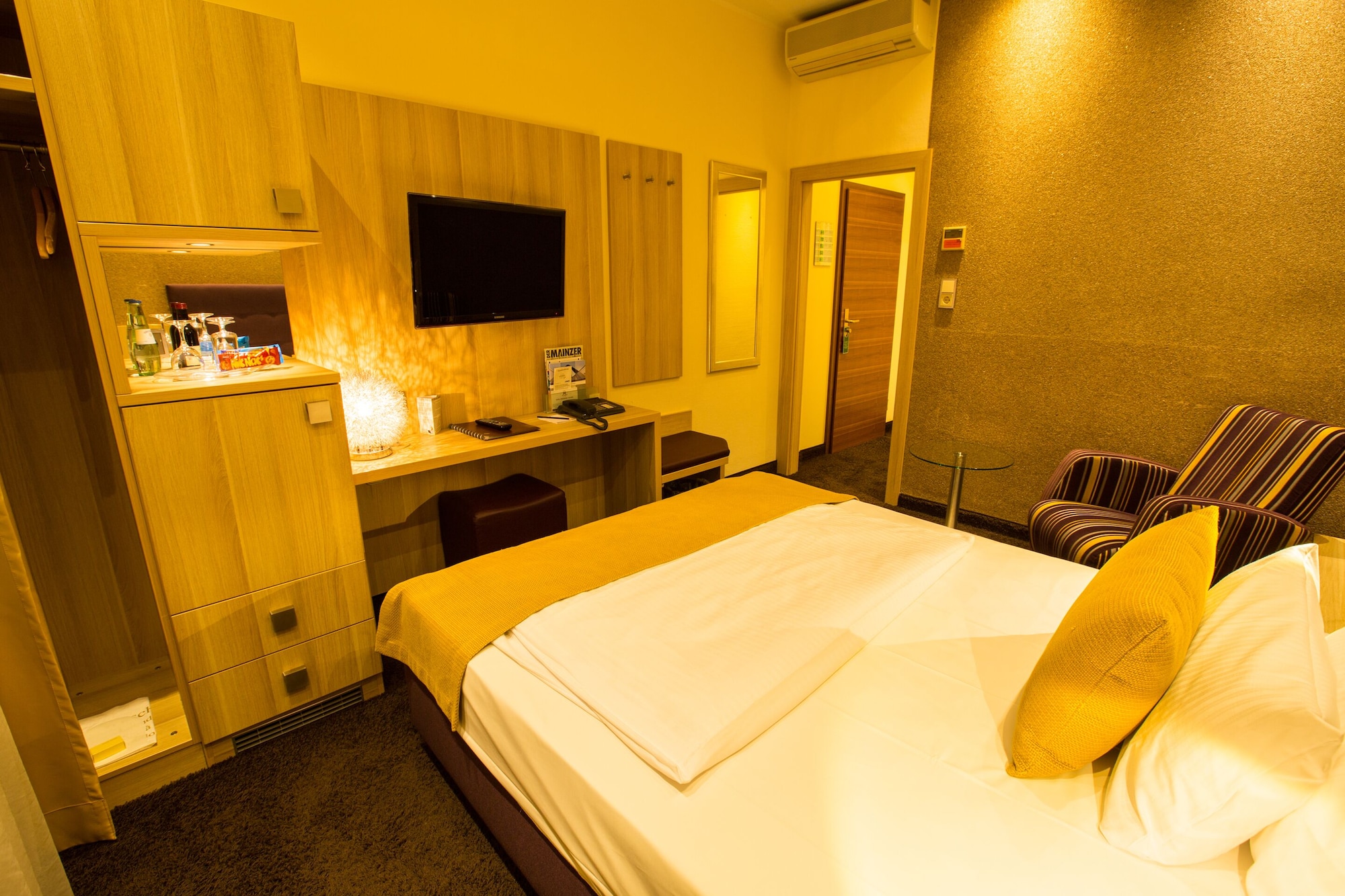 Comfort, Single, Queen Bed