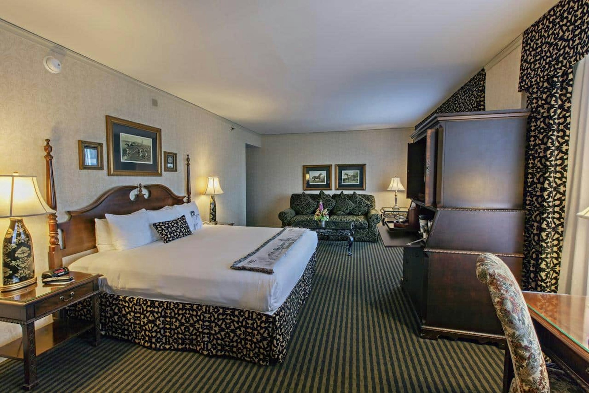 LUXURY, KING BED