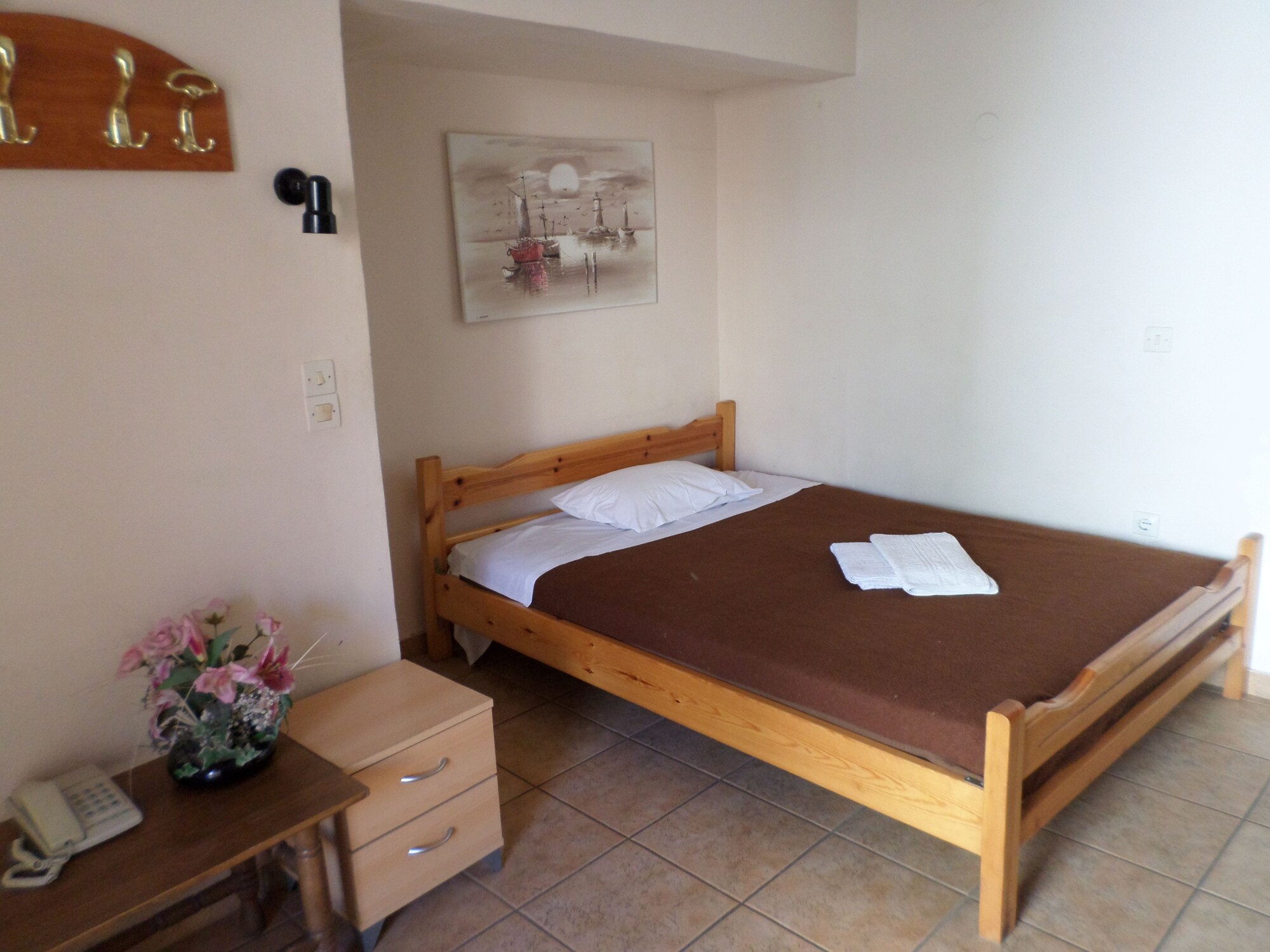 ROOM, SINGLE