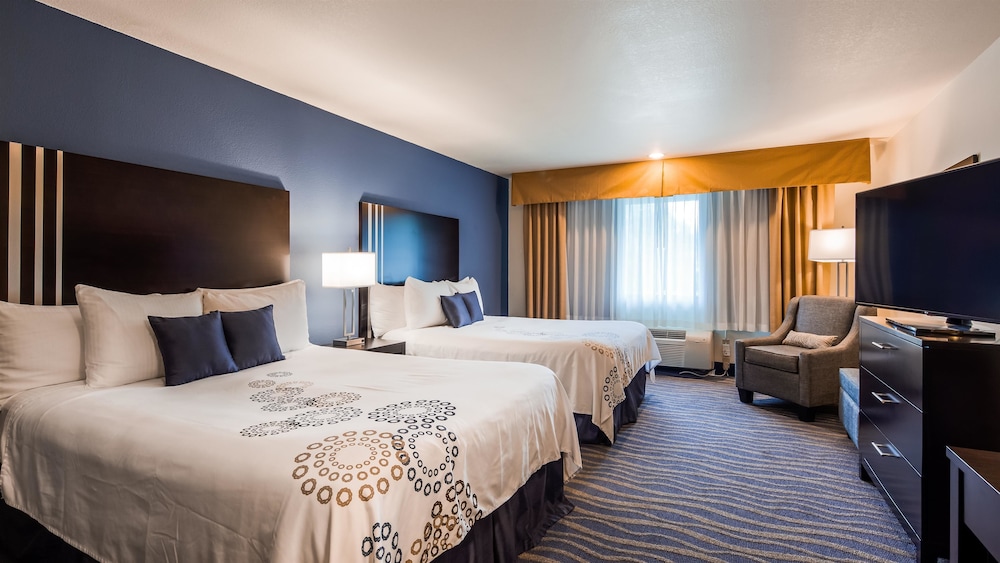 Best Western Plus Edmonds Harbor Inn 14/40