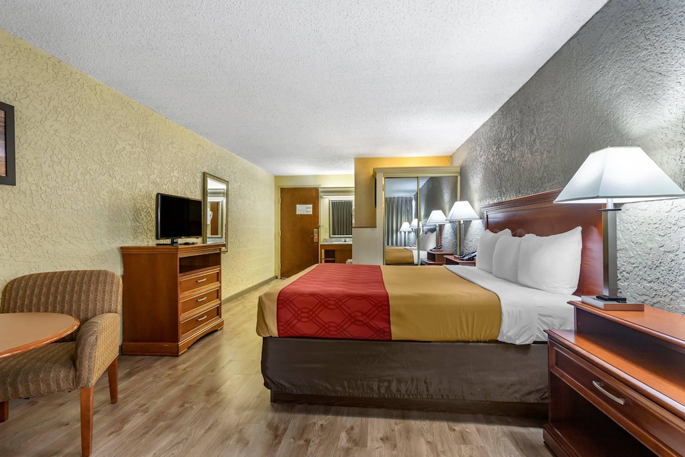 غرفة بسرير كينج لذوي الإعاقة، Econo Lodge Broken Arrow 8/10
