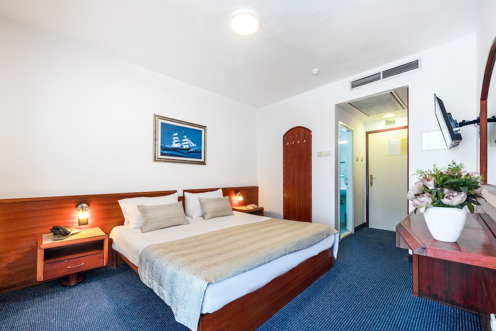 Hotel Komodor 18/63