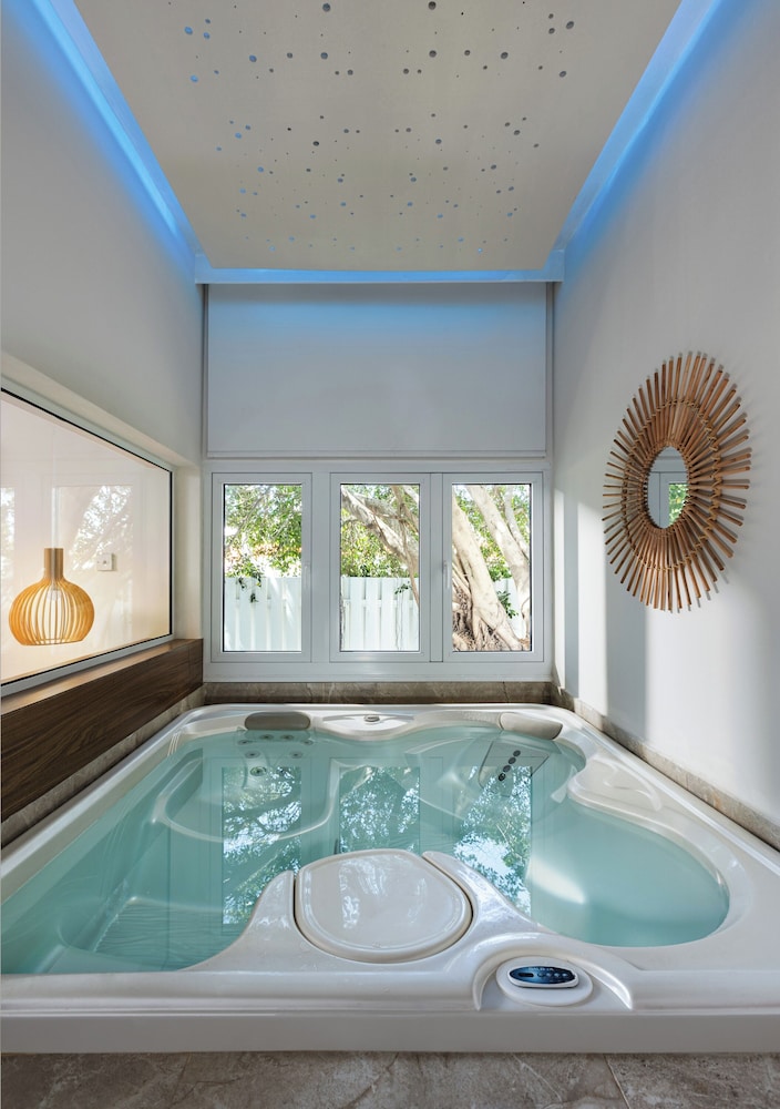 So White Club Resort 24/55