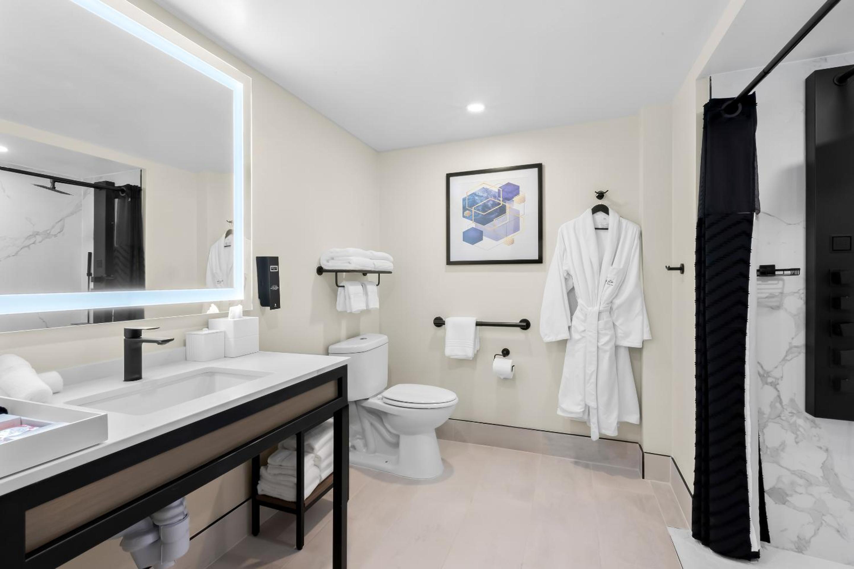 جناح بسرير كوين لذوي الإعاقة، Latitude Suites Tinton Falls Eatontown 2/3