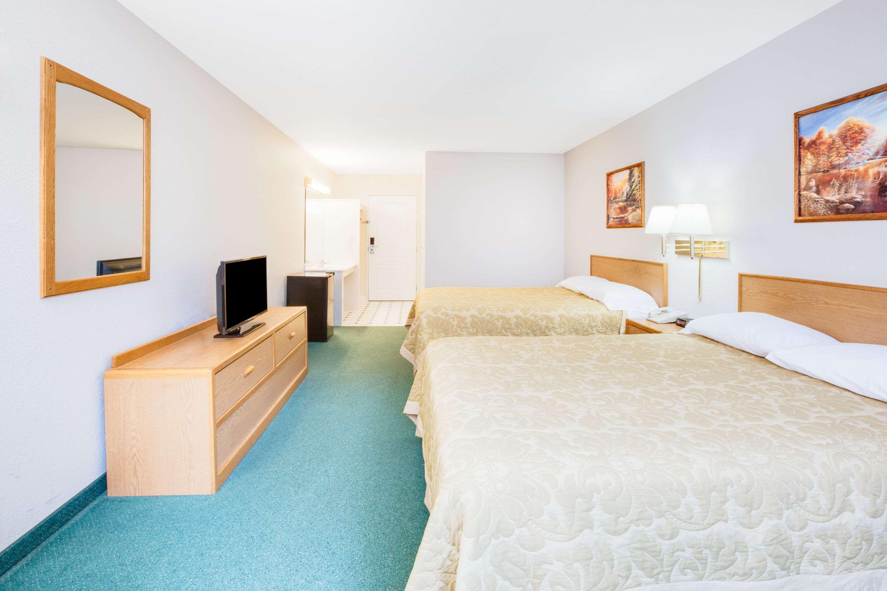 Super 8 by Wyndham Brooklyn 11/18