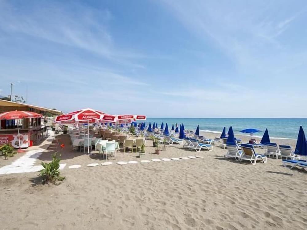 Parador Beach Hotel 32/47