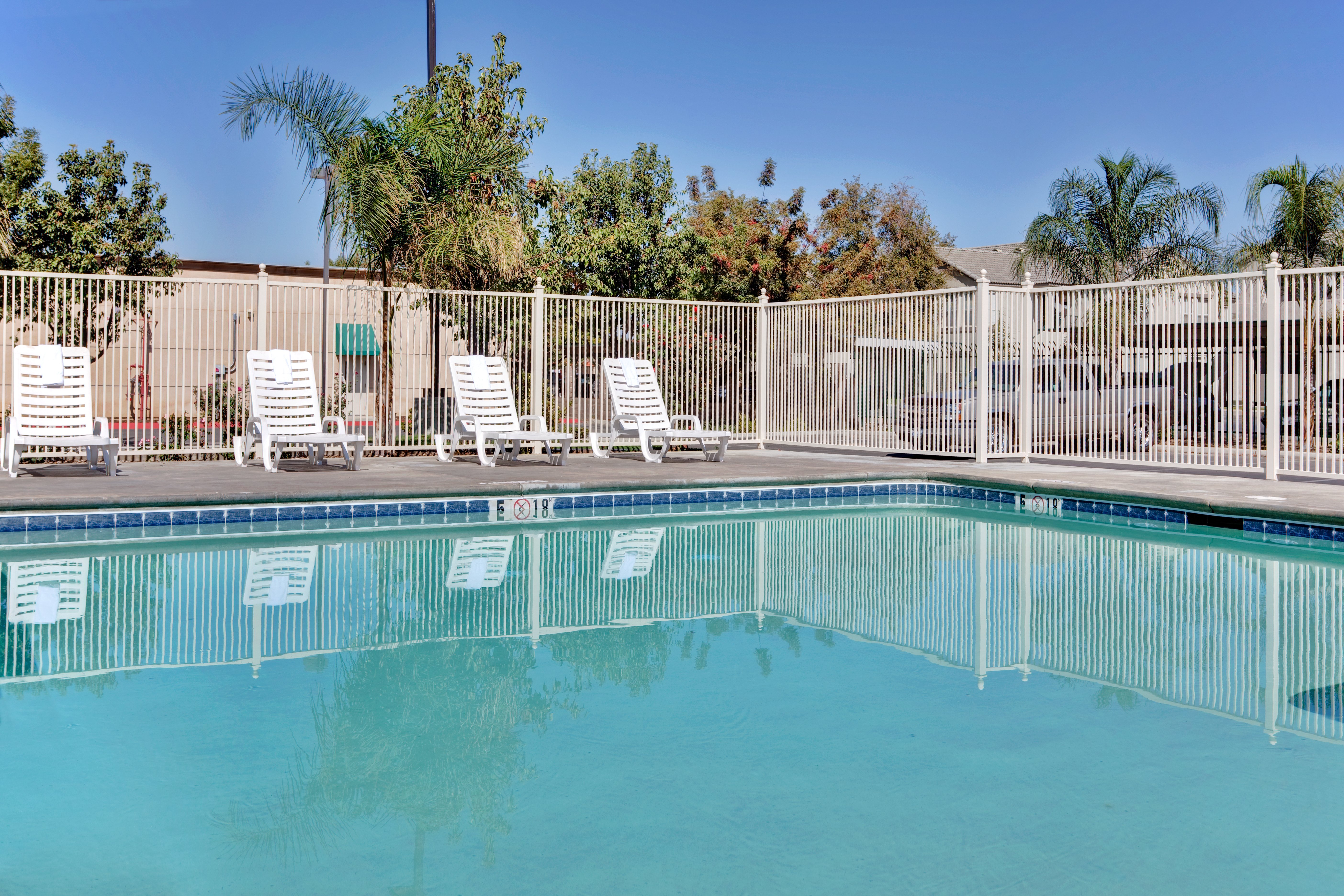 Holiday Inn Express Delano Hwy 99 33/49