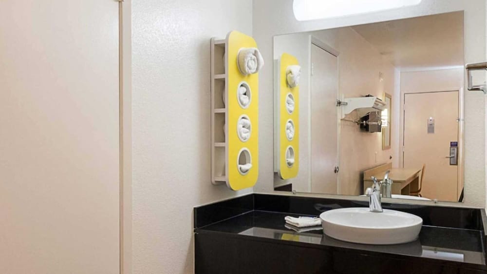 غرفة قياسية بسرير مزدوج لذوي الإعاقة، Motel6 Mcallen, TX 8/9