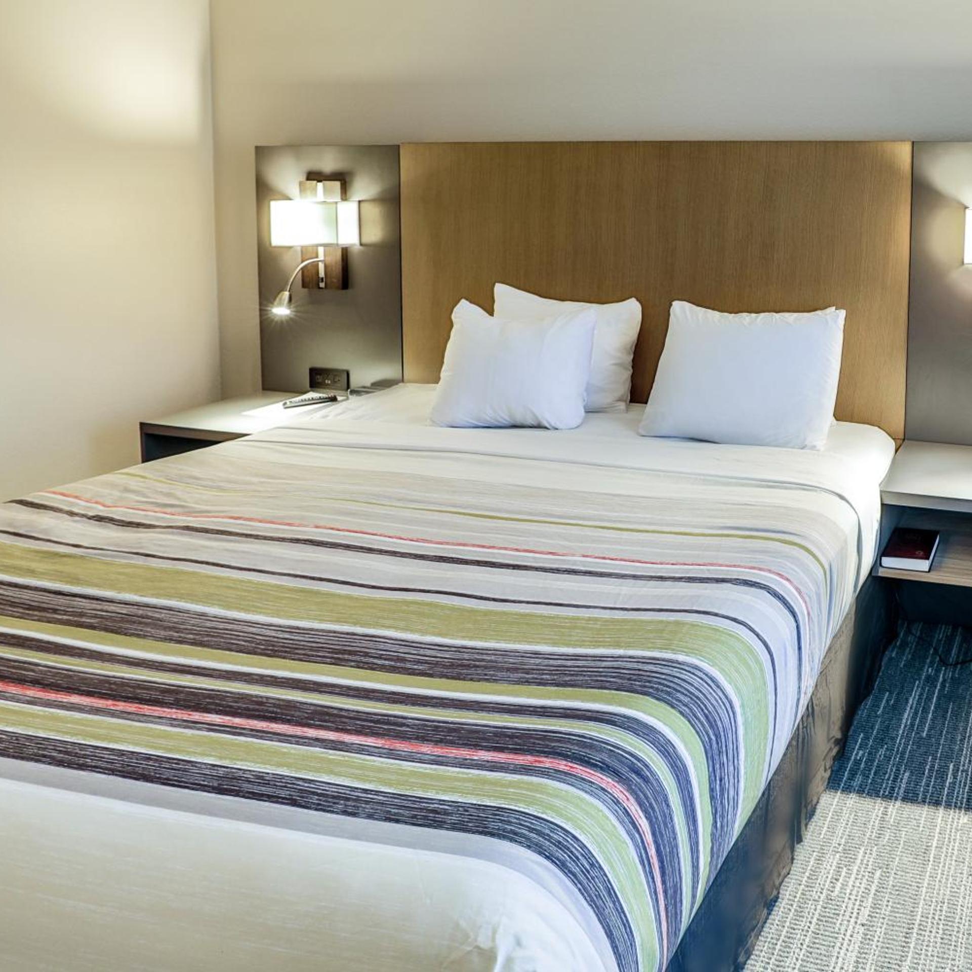 جناح بسرير كينج مع أريكة، Country Inn & Suites By Radisson Nashville Airport TN 3/9