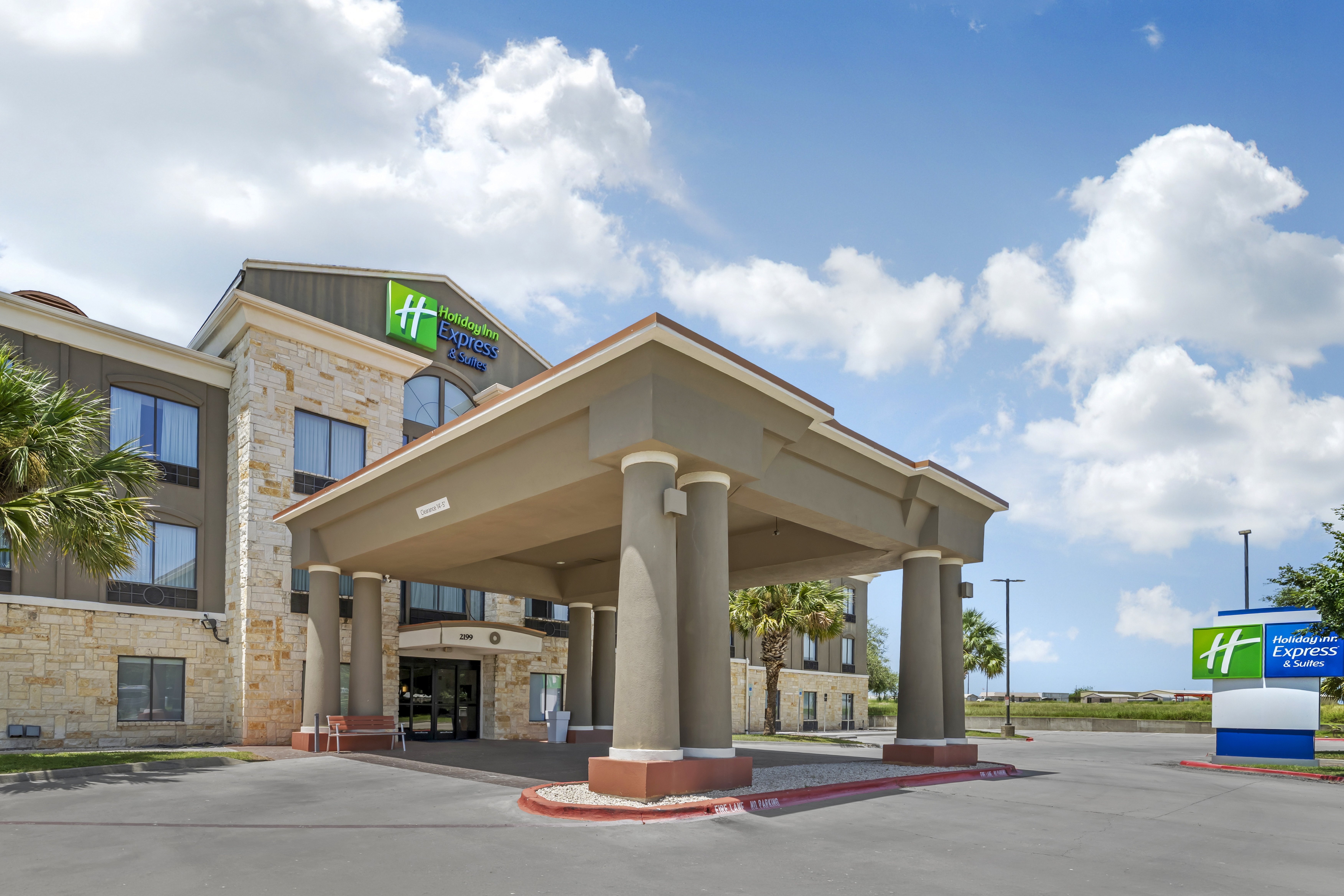 Holiday Inn Express Suites Beeville 67/76