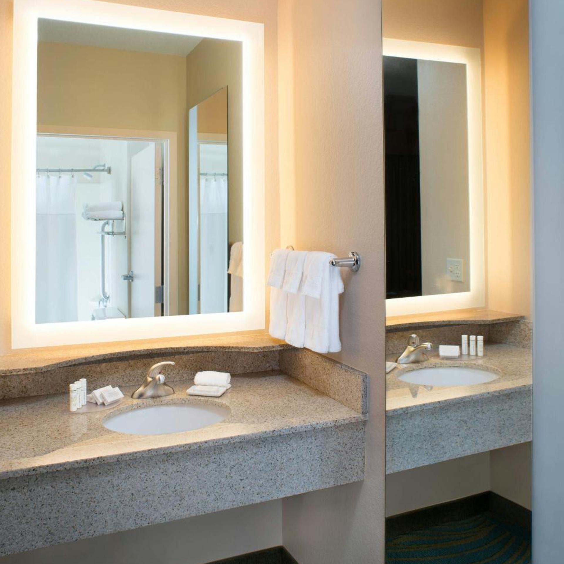 جناح بسرير كينج مع سرير سحّاب إضافي مع أريكة لذوي الإعاقة، Springhill Suites By Marriott Annapolis 3/6