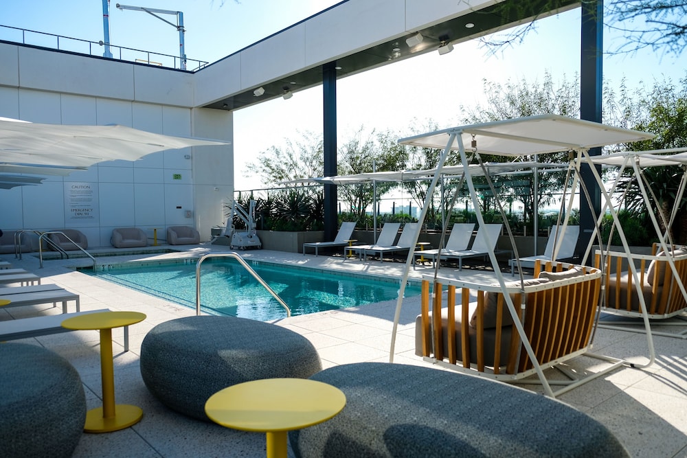 The Viv Anaheim a Tribute Portfolio Hotel 32/70