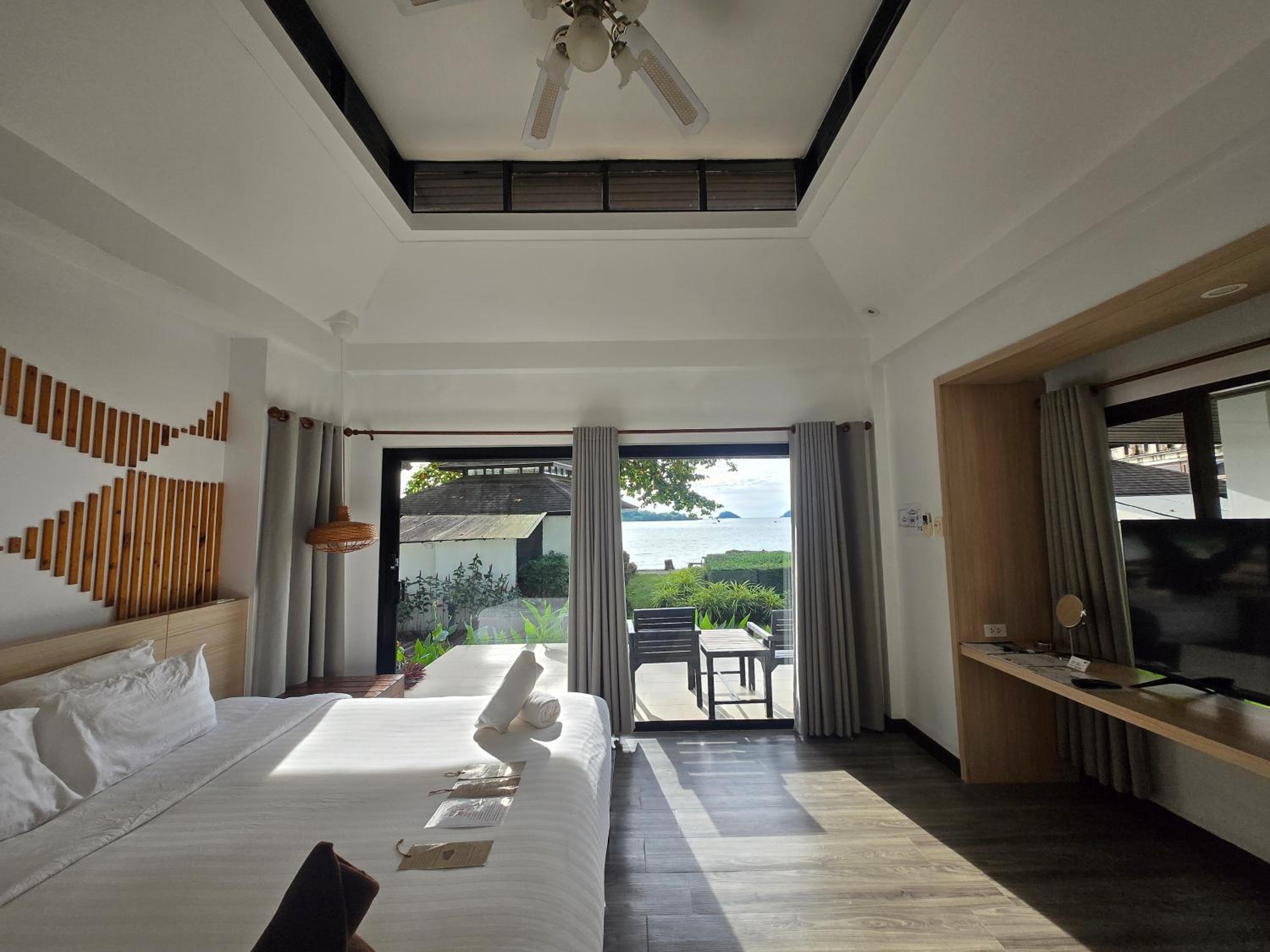 Bungalow, King Bed, Sea Front, Partial Sea View