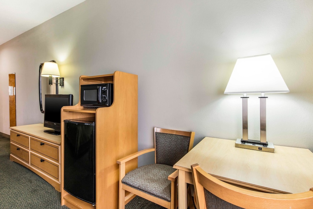 Quality Inn and Suites Pearl-Jackson 17/36
