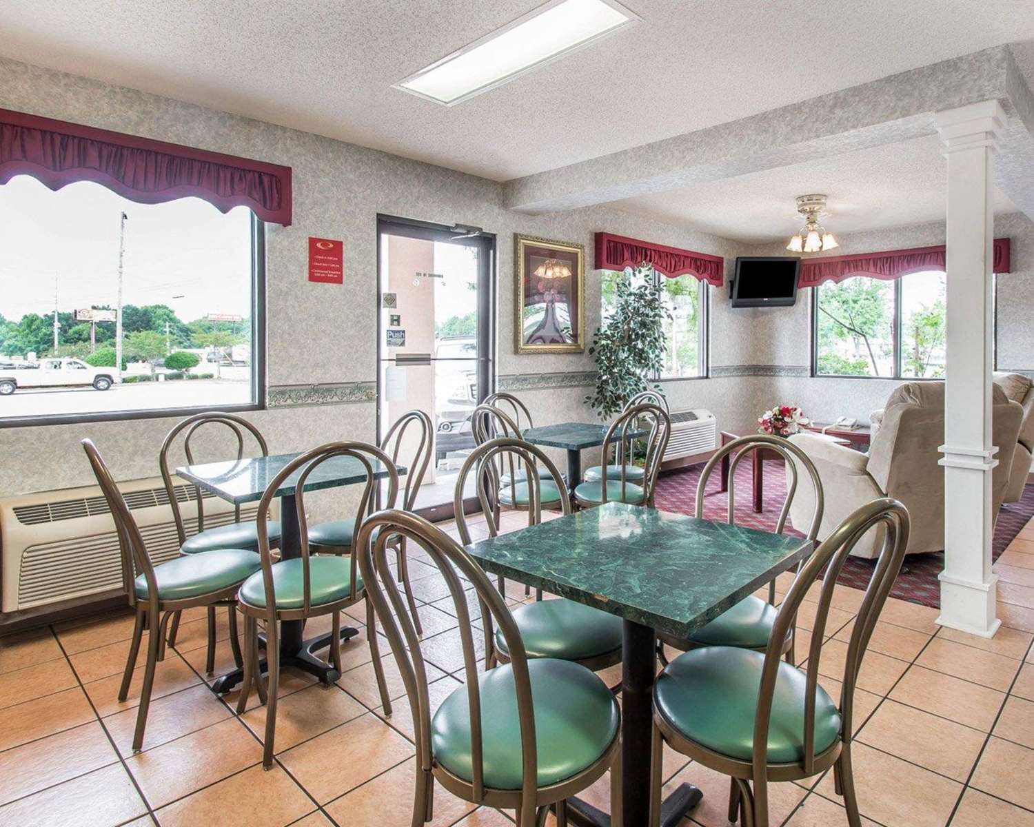 Econo Lodge Dothan West 16/20
