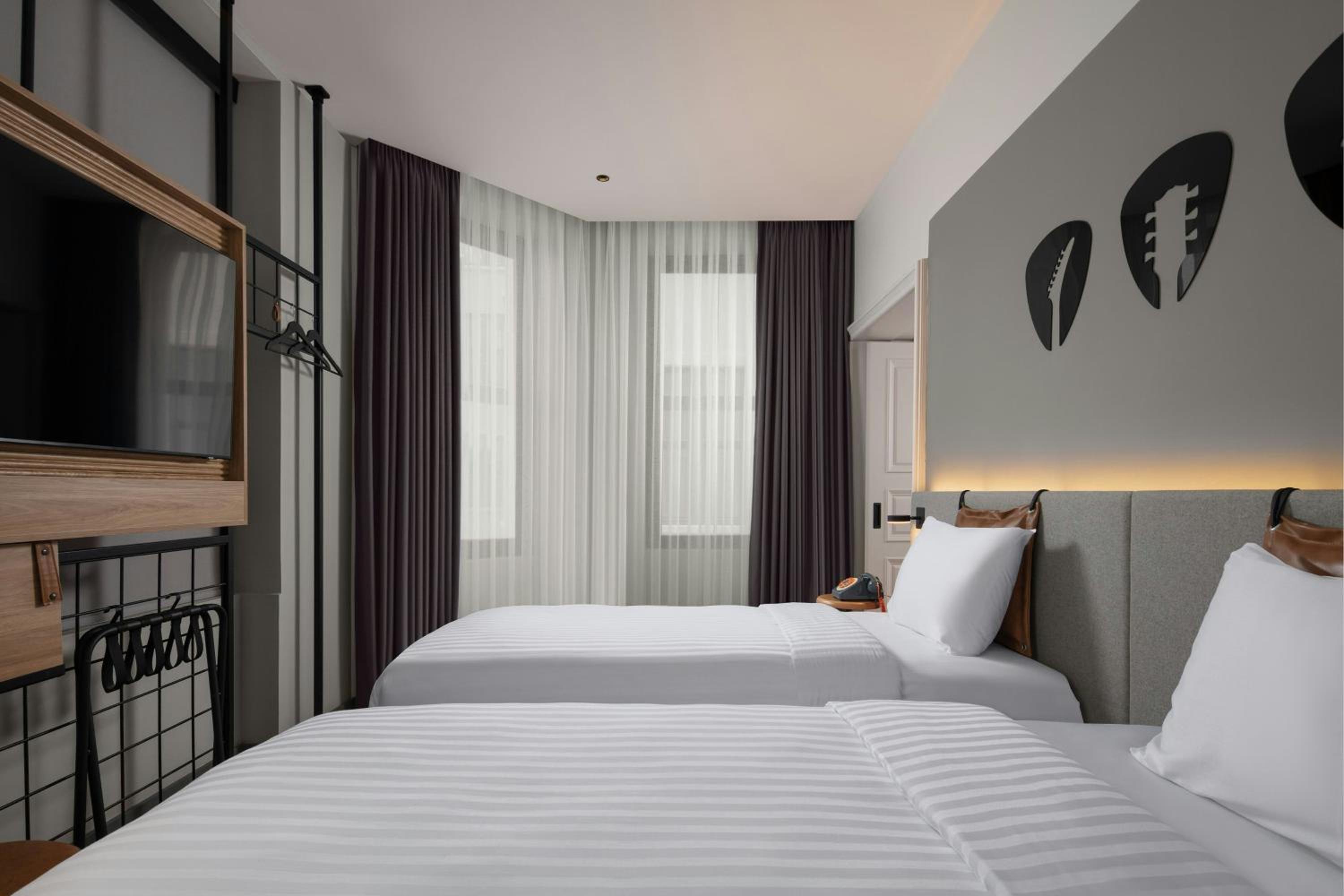 Moxy, Twin Beds, Atrium View، Moxy Istanbul Beyoglu 2/4