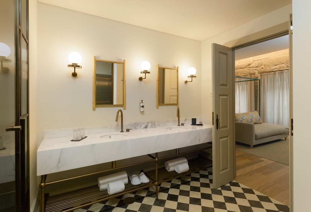 Suite with Bathtub