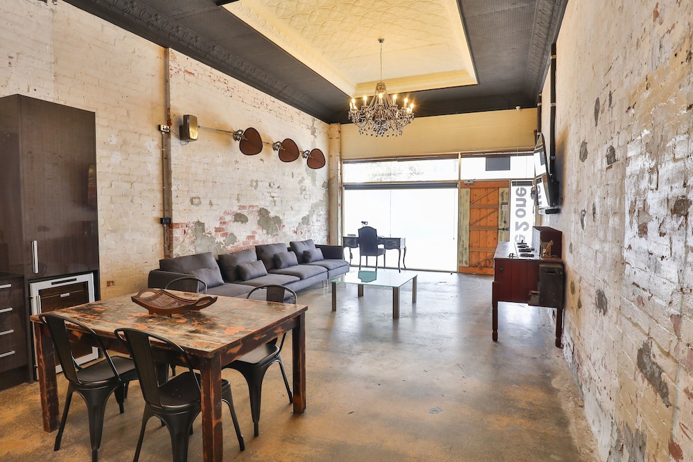 INDULGE APARTMENTS - EIGHTH STREET 10/16