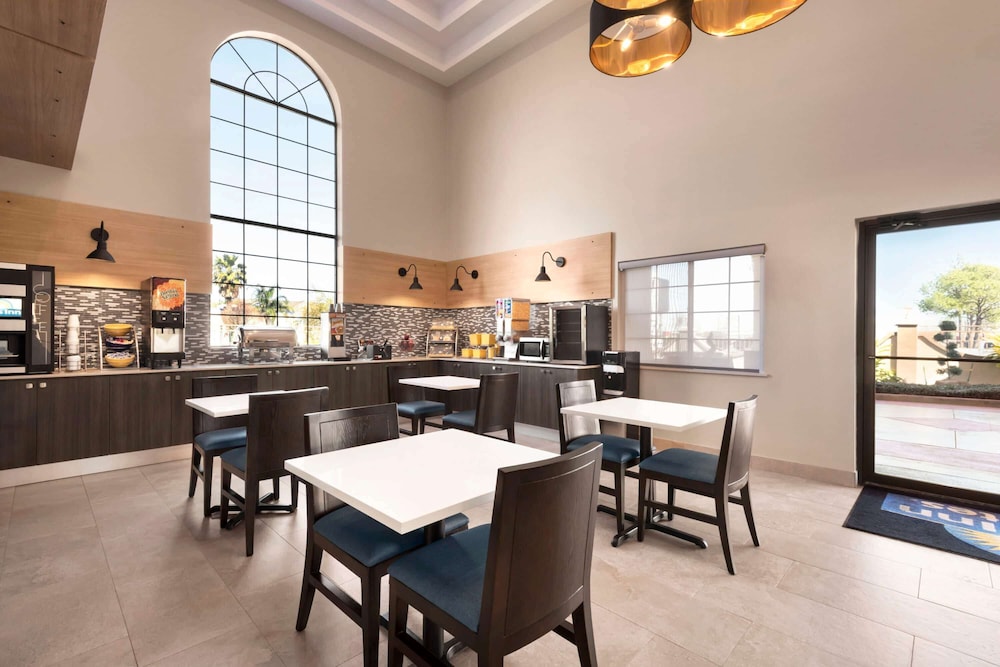 Days Inn & Suites by Wyndham Houston Hobby Airport 27/41