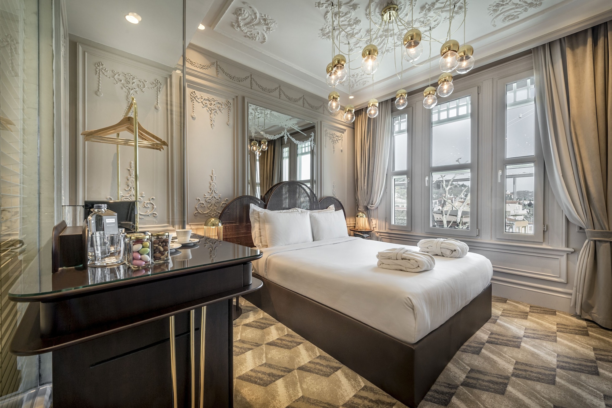 DELUXE, DOUBLE BED, PARTIAL SEA VIEW