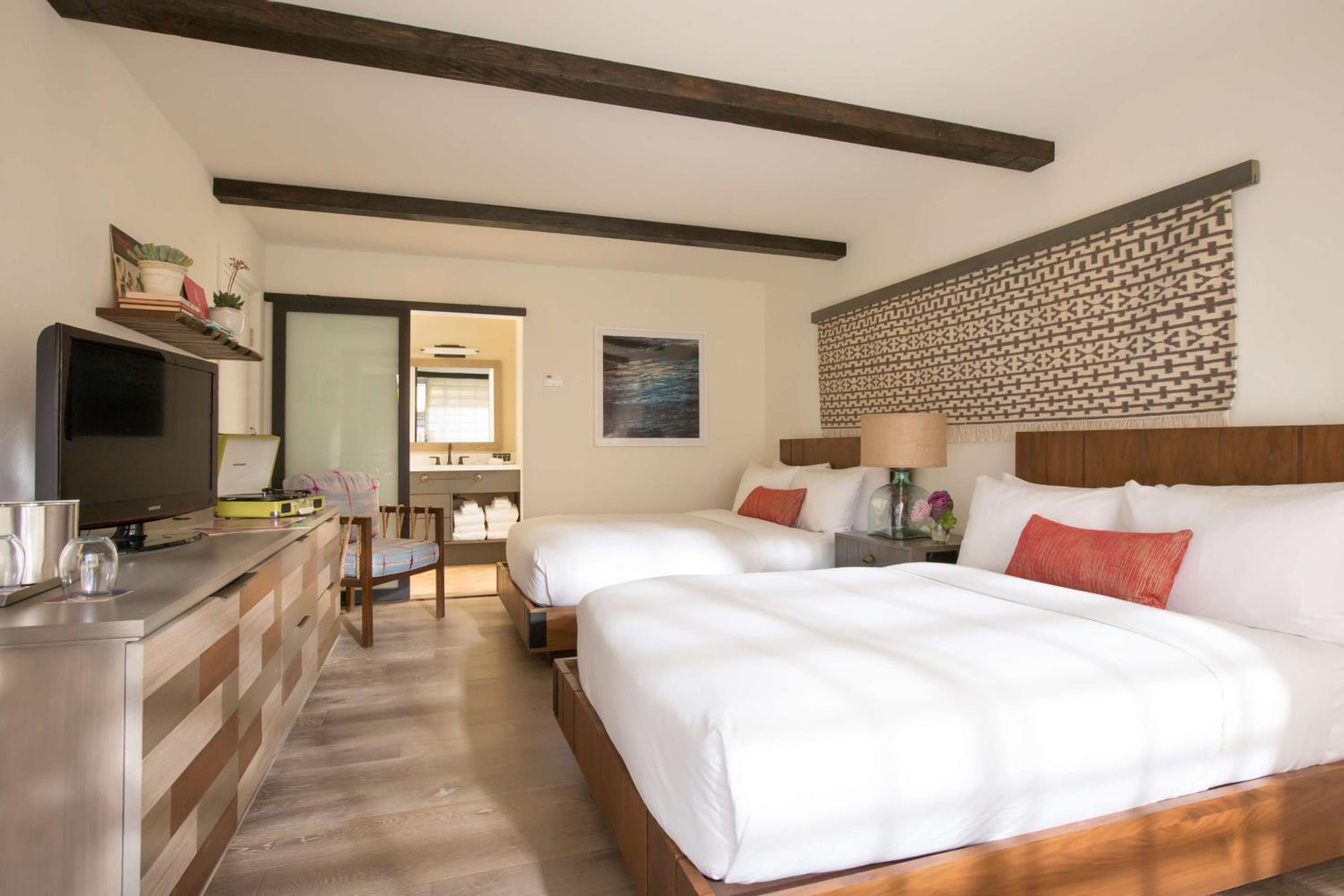 room, 2 queen beds