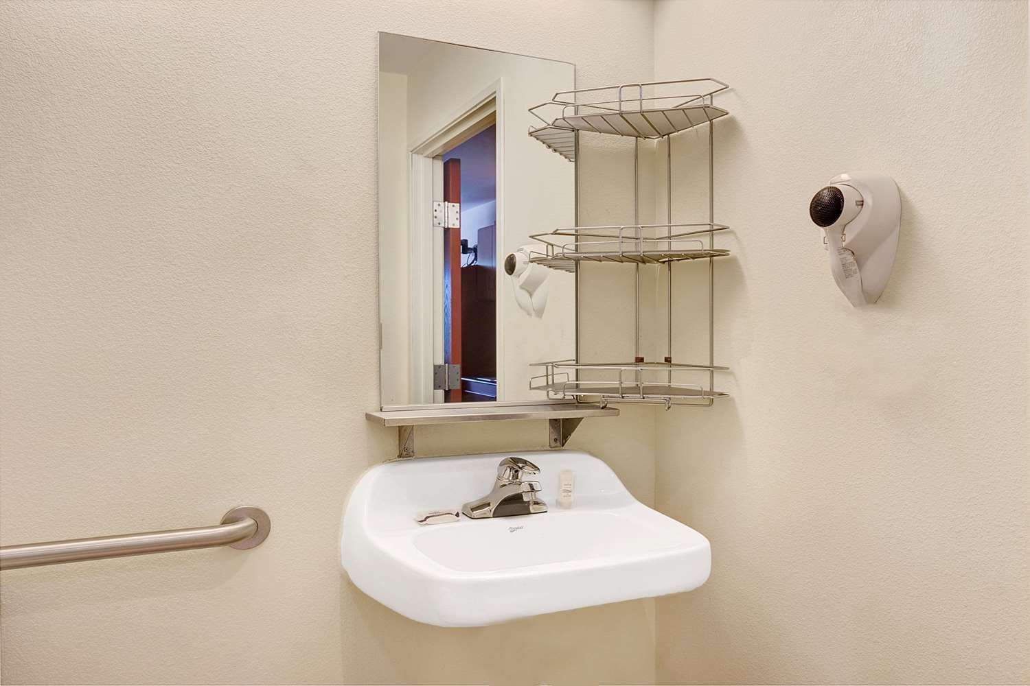 Microtel Inn & Suites by Wyndham Indianapolis Airport 34/36