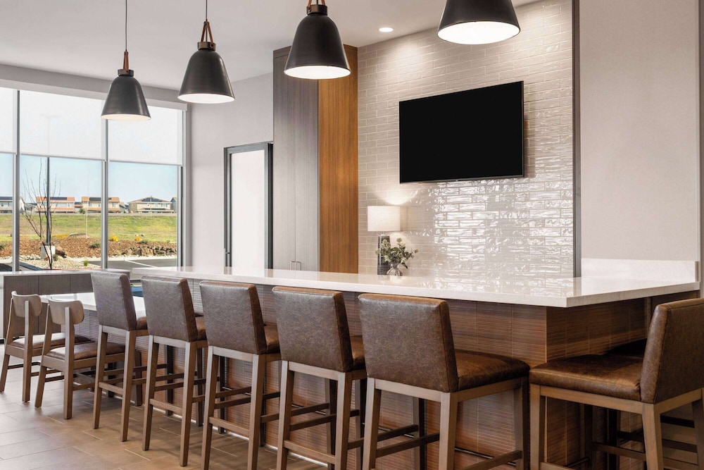 La Quinta Inn and Suites by Wyndham Lincoln 67/84