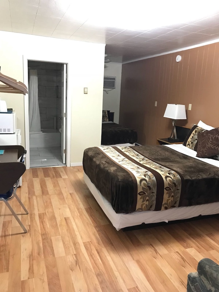 Parkway Motel & European Lodges 17/64