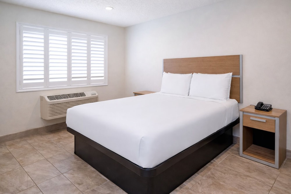ROOM, QUEEN BED