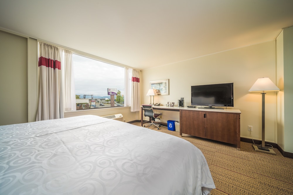 Coast Discovery Inn and Marina 16/50