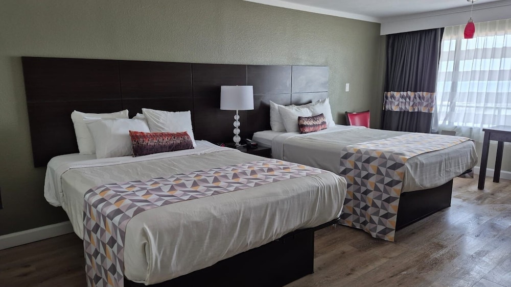 COMFORT, SINGLE, 2 QUEEN BEDS, BEACH VIEW