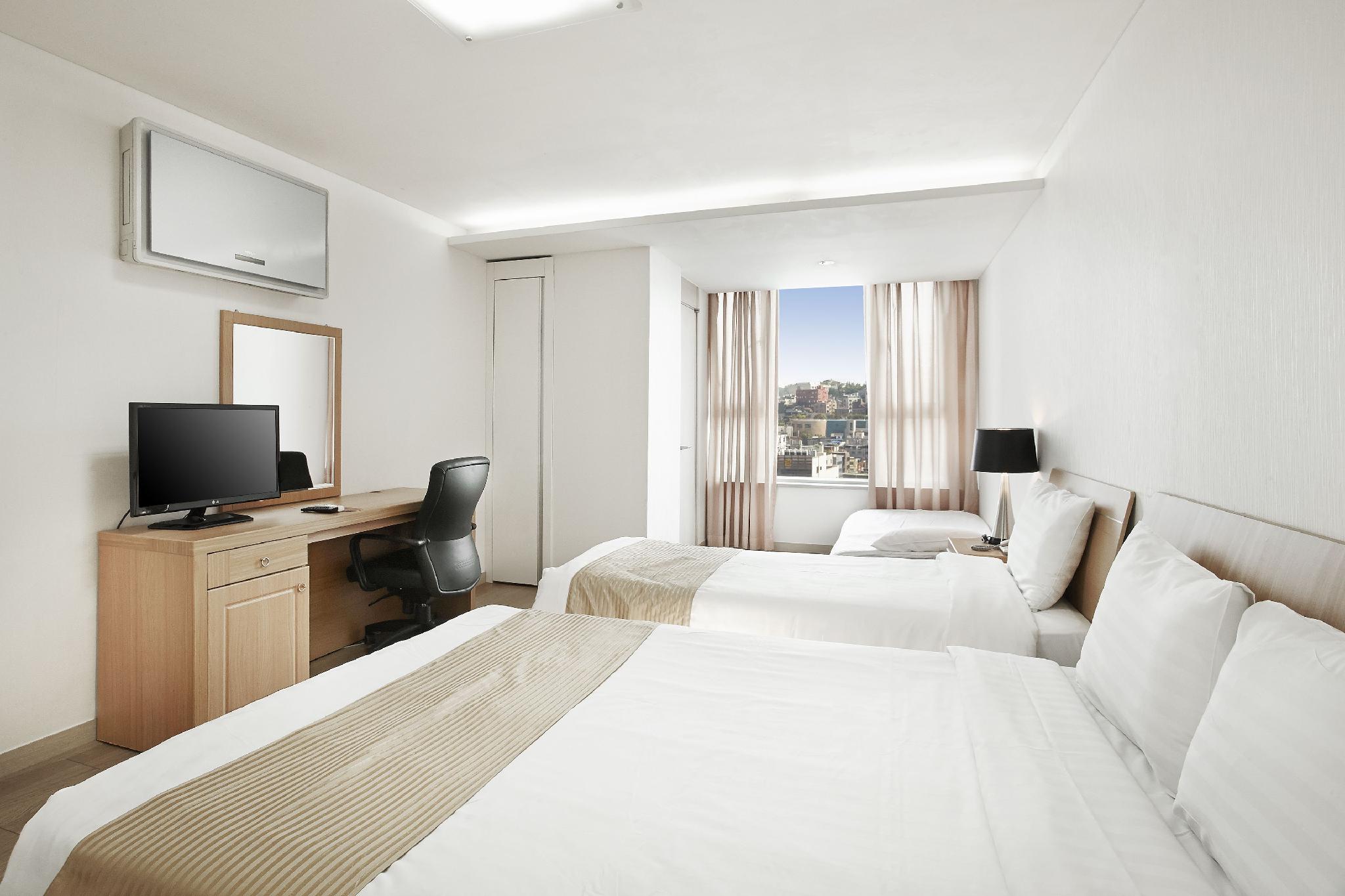 FAMILY, TWIN BEDS