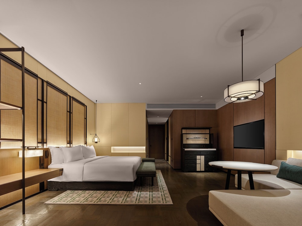 Room, King Bed, Hill View