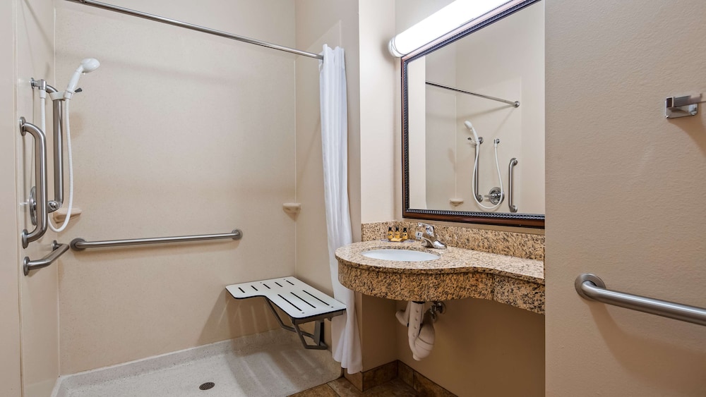Best Western Plus Butterfield Inn 18/44
