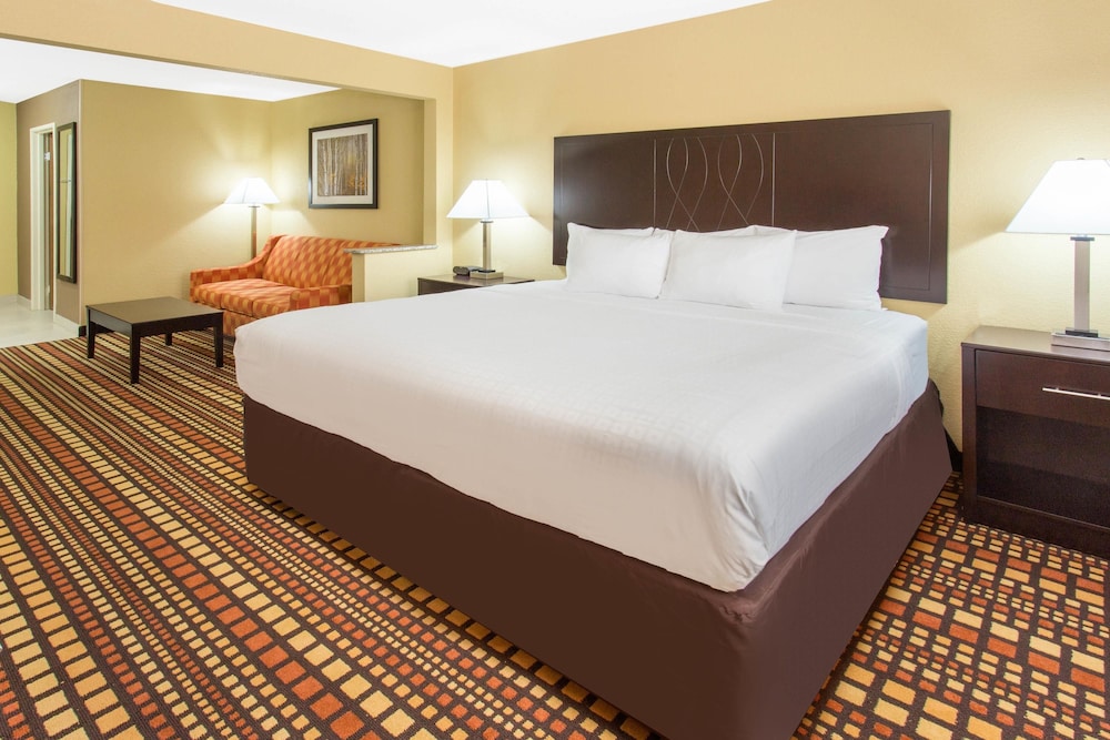 Days Inn & Suites by Wyndham Davenport East 10/39
