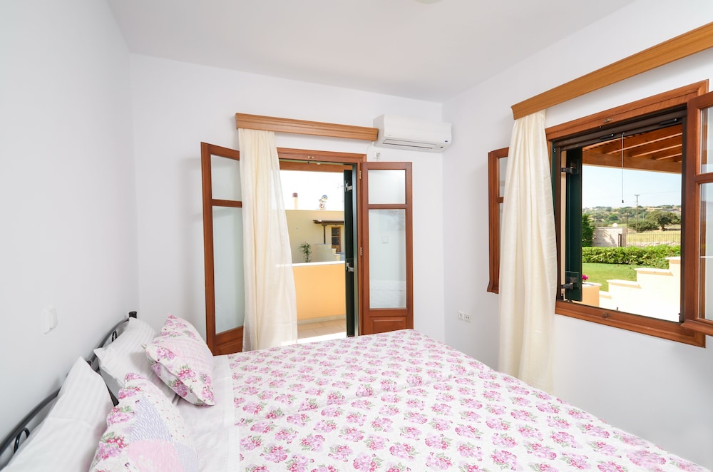 Naxos Cottage 8/50