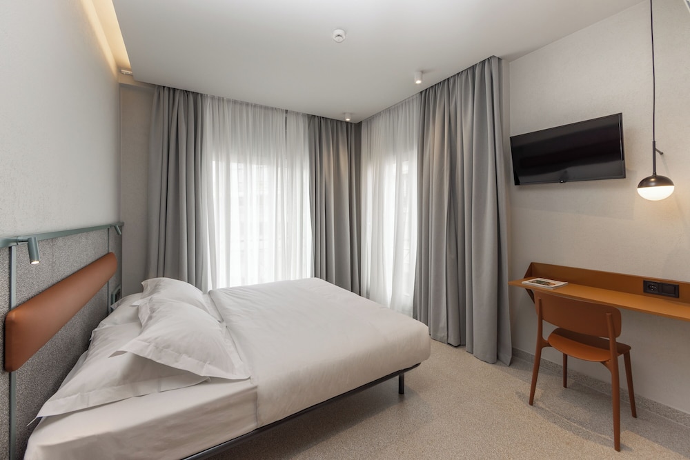 Evripides Hotel 24/69