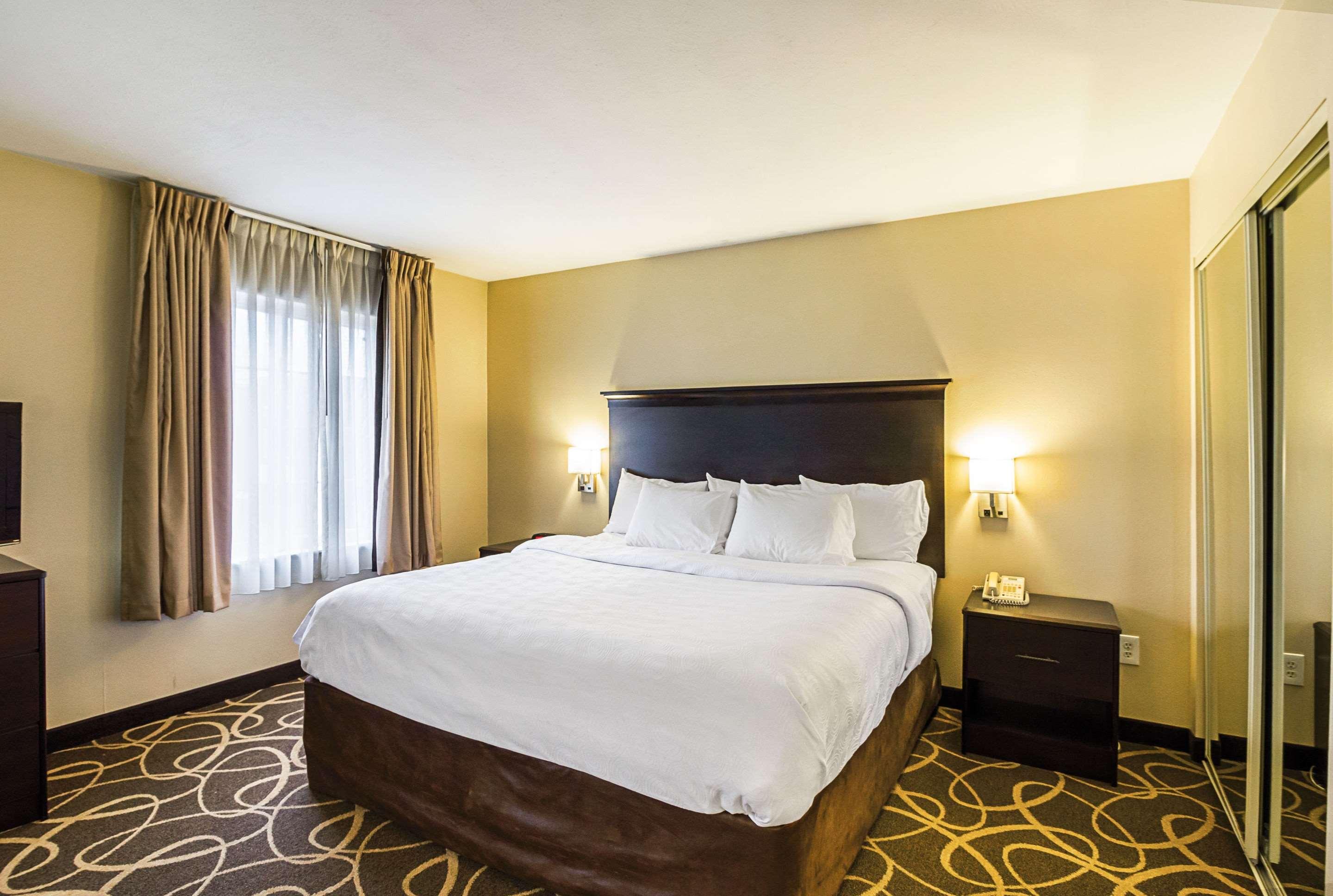 SUITE, KING BED, ACCESSIBLE