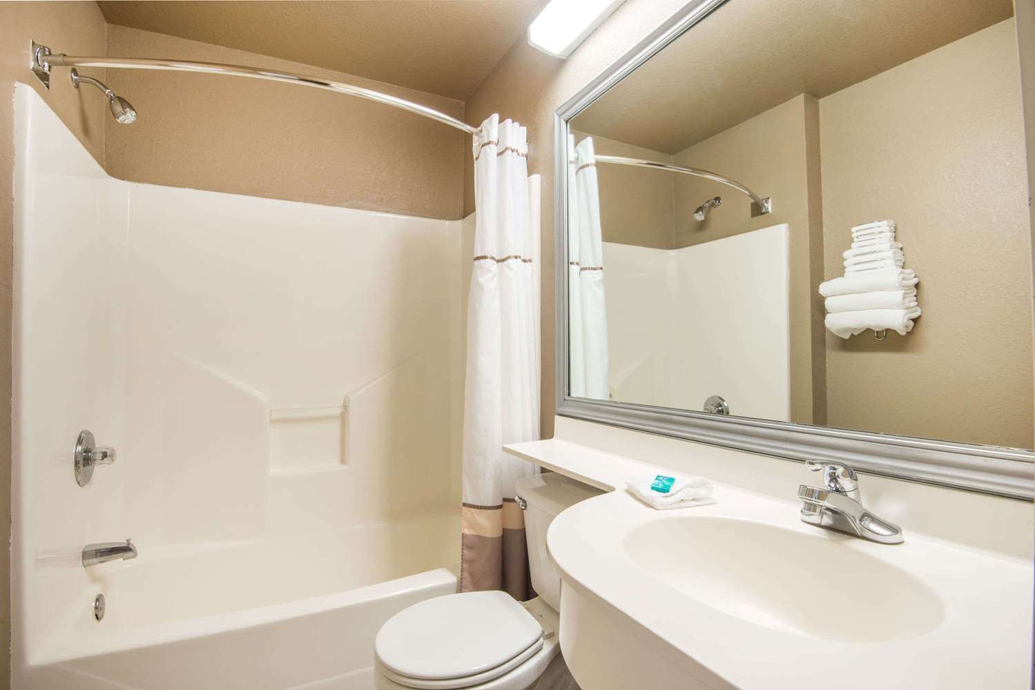 Microtel Inn & Suites by Wyndham Miami 23/24