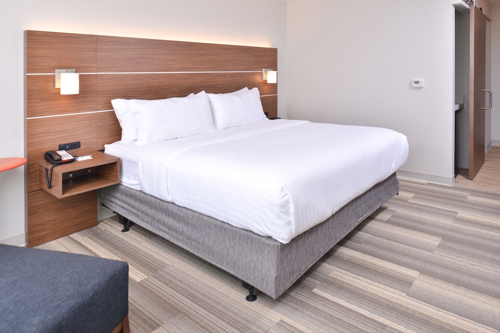 Holiday Inn Express & Suites OMAHA AIRPORT 16/64