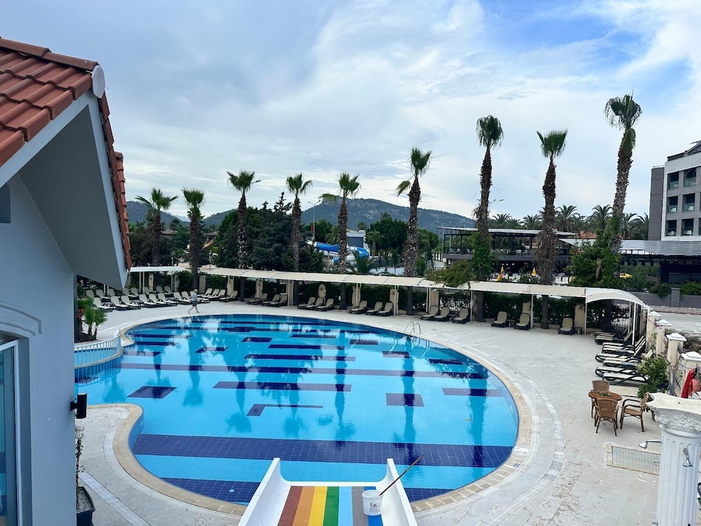 Larissa Inn 29/50