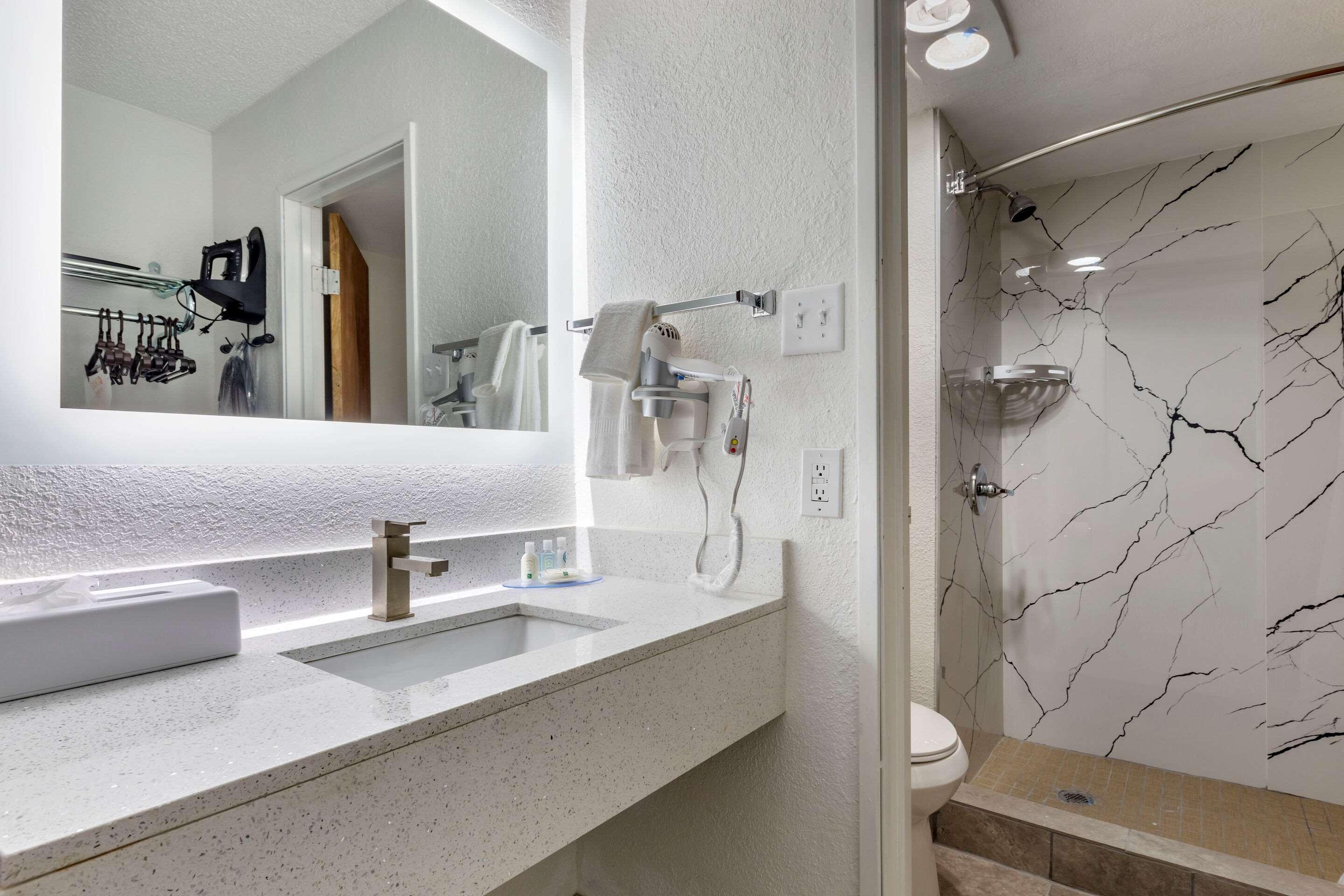 غرفة بسرير كينج، Quality Inn and Suites Sulphur Springs TX 3/4