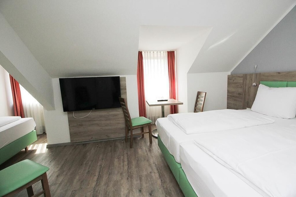 ROOM, TRIPLE, PRIVATE BATHROOM