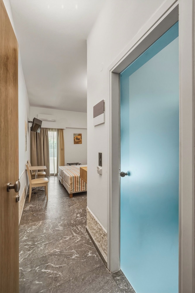 Erato Hotel 37/68