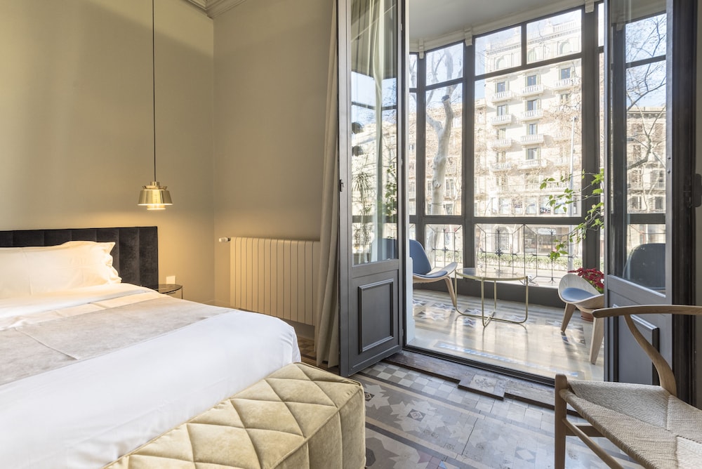 GALLERY, TRIPLE, MULTIPLE BEDS, CITY VIEW