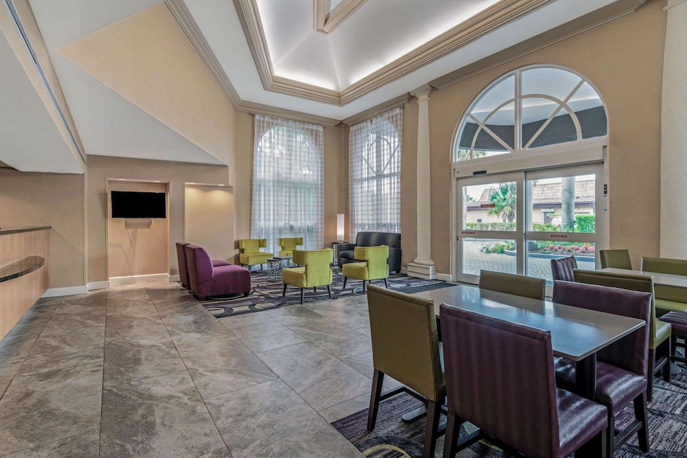 La Quinta Inn Suites By Wyndham Naples Downtown 31/48