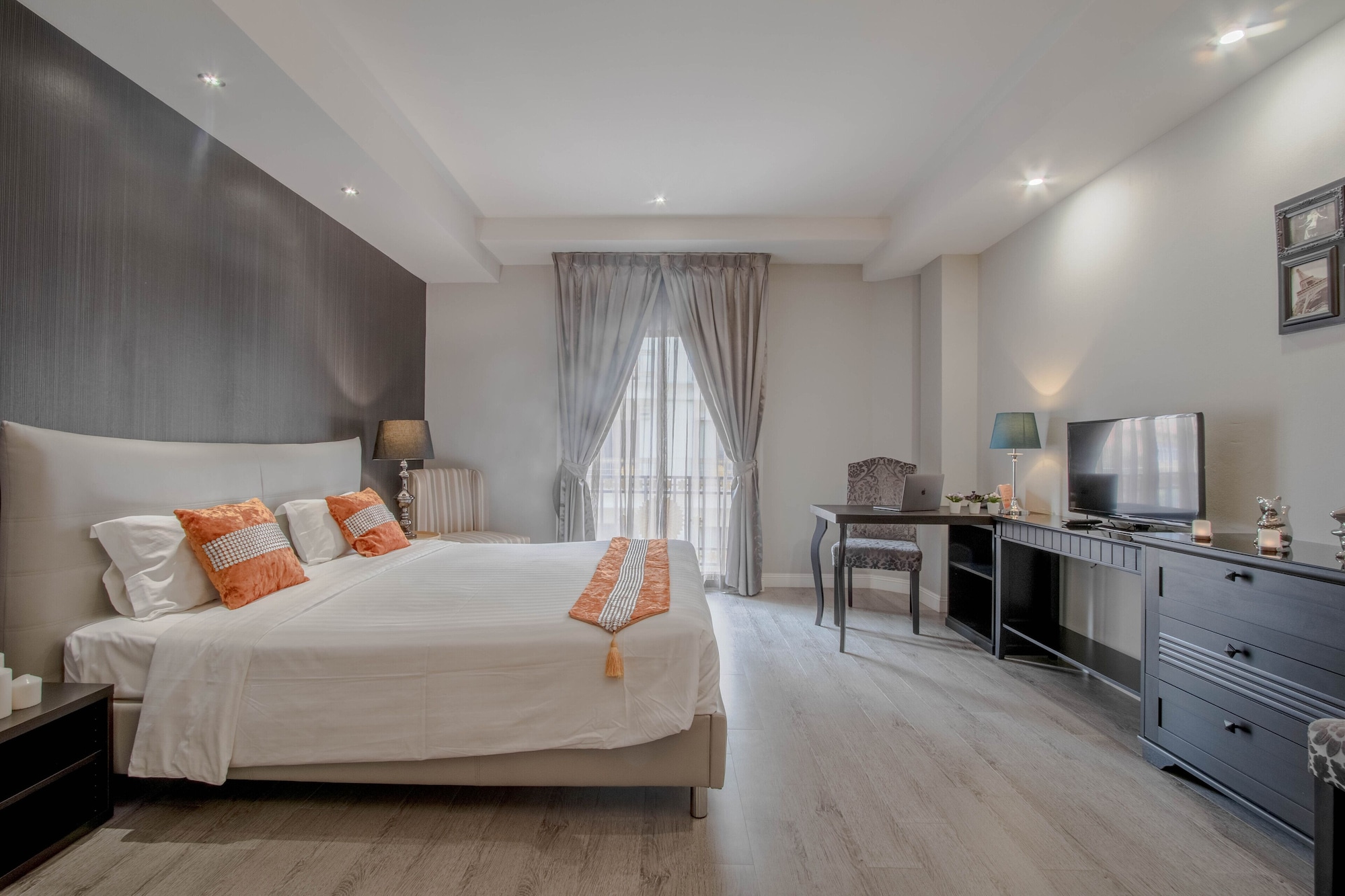 LUXURY, KING BED