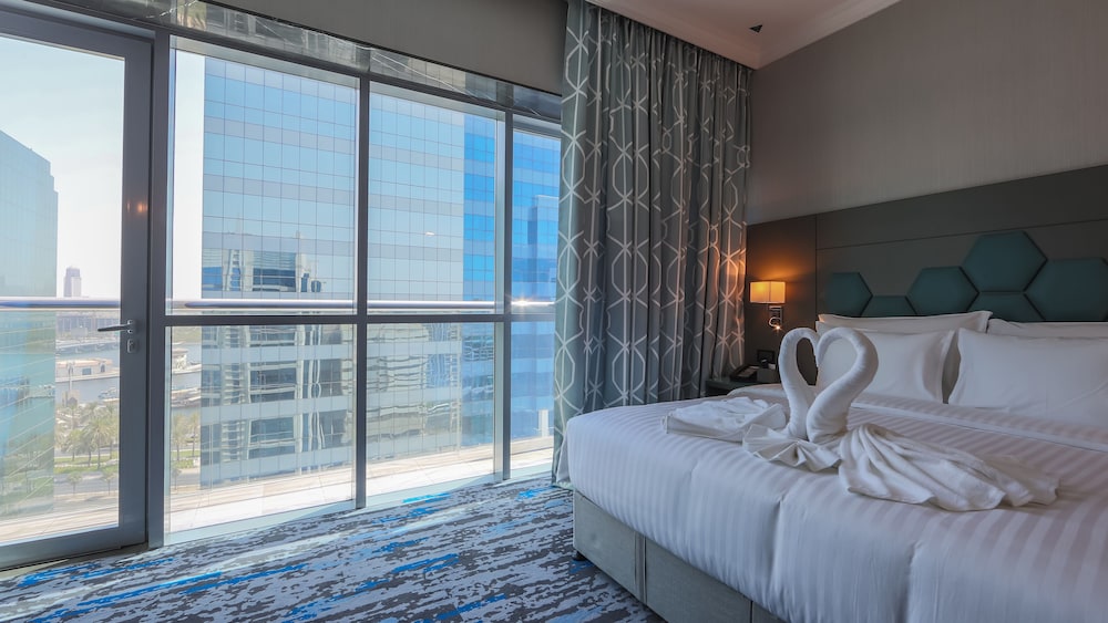 DELUXE, KING BED