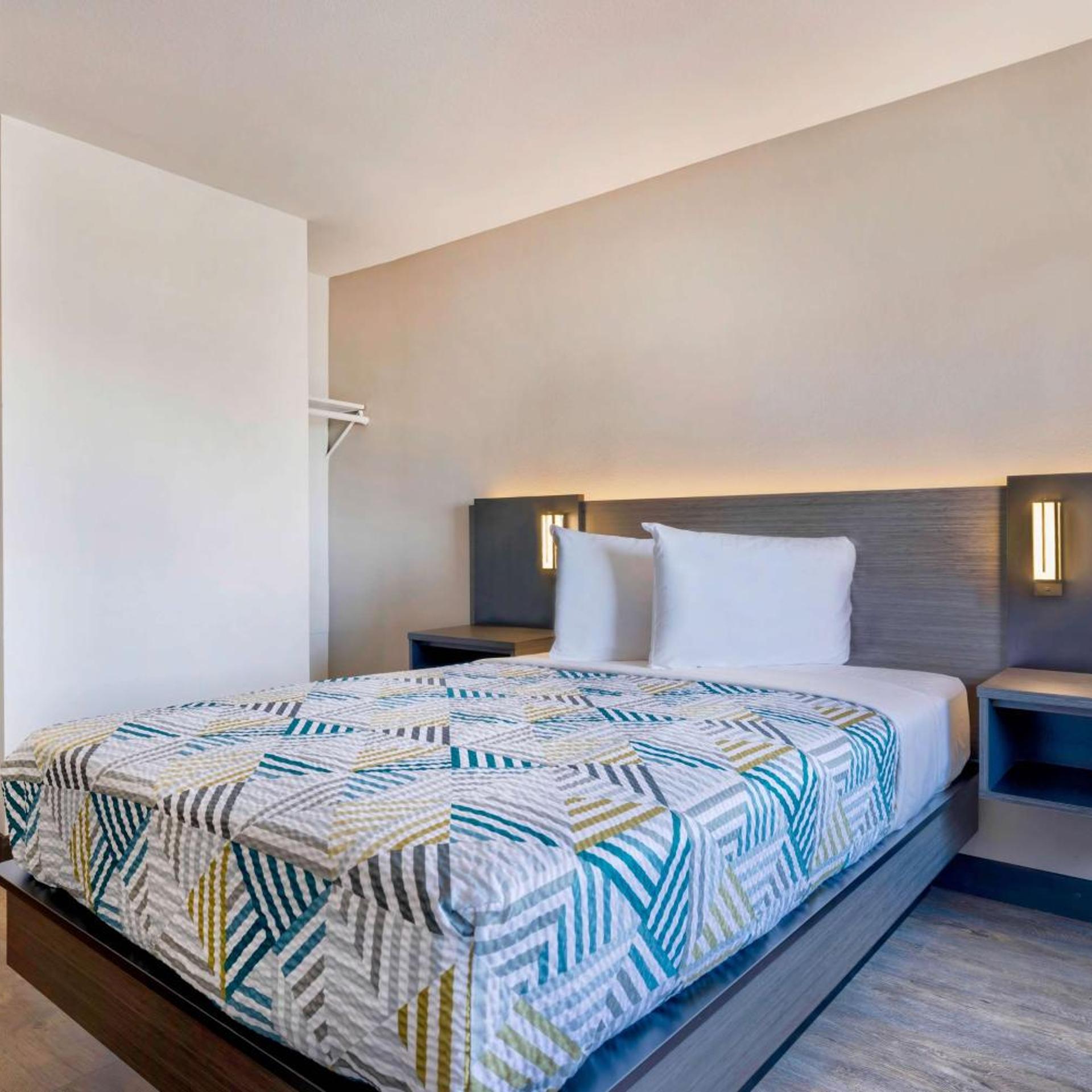 1 King Bed - Mobil Access Tub Nsmk Micfridg، Motel6 Norman, OK 6/10