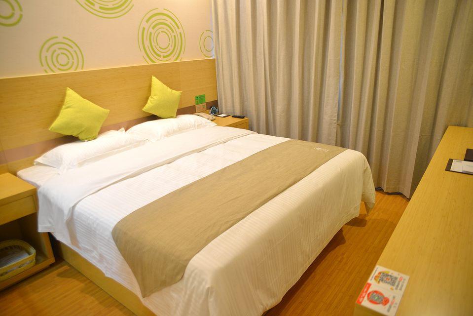 SUPERIOR, QUEEN BED